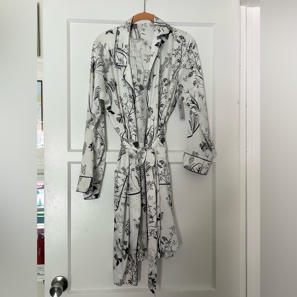 Chelsea28 Black and White Silky Robe - M